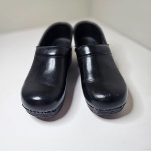 Dansko Black Clogs 40 for more like a 9